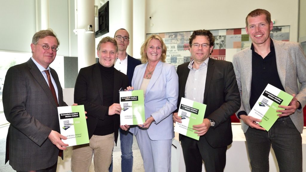 Foto Pim Mul 17062024 Gouda. Overhandiging van het economisch manifest door Midden-Holland Onderneemt aan Pieter Verhoeve en Jan Leendert van den Heuvel.